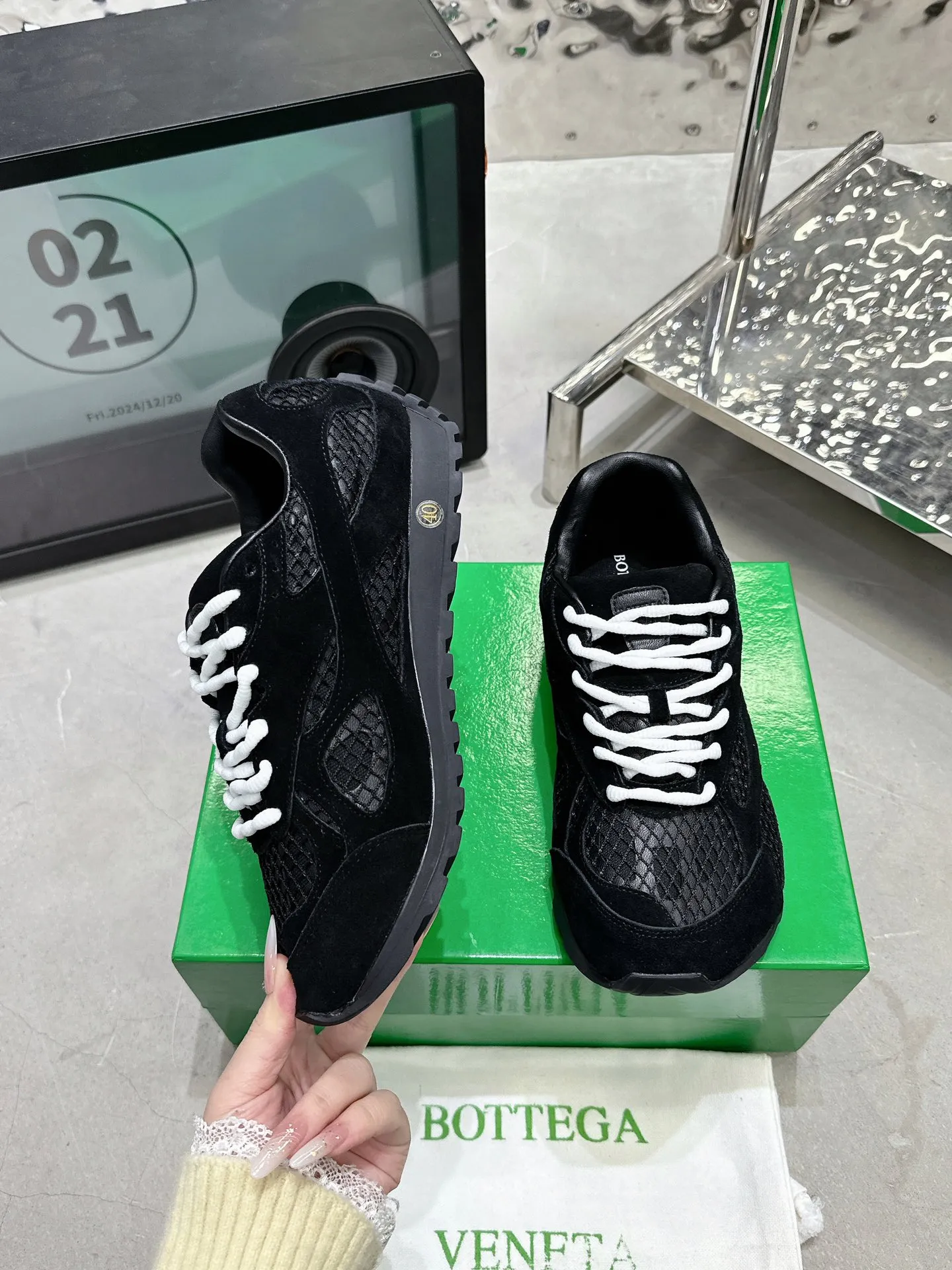 👟👟Ex-factory price 560👟👟 Men ➕20 💰𝐁𝐨𝐭𝐭𝐞𝐠𝐚 𝐕𝐞𝐧𝐞𝐭𝐚 Bodie Home Couple Style 👫BV Sports Shoes Wang Yibo Same Style Casual shoes for couples and dad shoes! Runner sneakers! Original purchase and development! Made of original lightweight technical mesh fabric, the same as the original version! The process is complicated! Paired with a geometric pattern designed rubber outsole, the higher version of the Wang Zha series is actually much taller, but the legs still look slim. Very nice. Durable and durable to play with, standard and version-matching shoe-packing technology. Look for high-end versions. The original outsole is exclusively molded, and the color-blocked TPU outsole is used. The material and weight are the same as the original! Size: Women’s size 35-41 (40 and 41 customized, non-refundable) Men’s size 39-45 (45 customized, non-refundable)